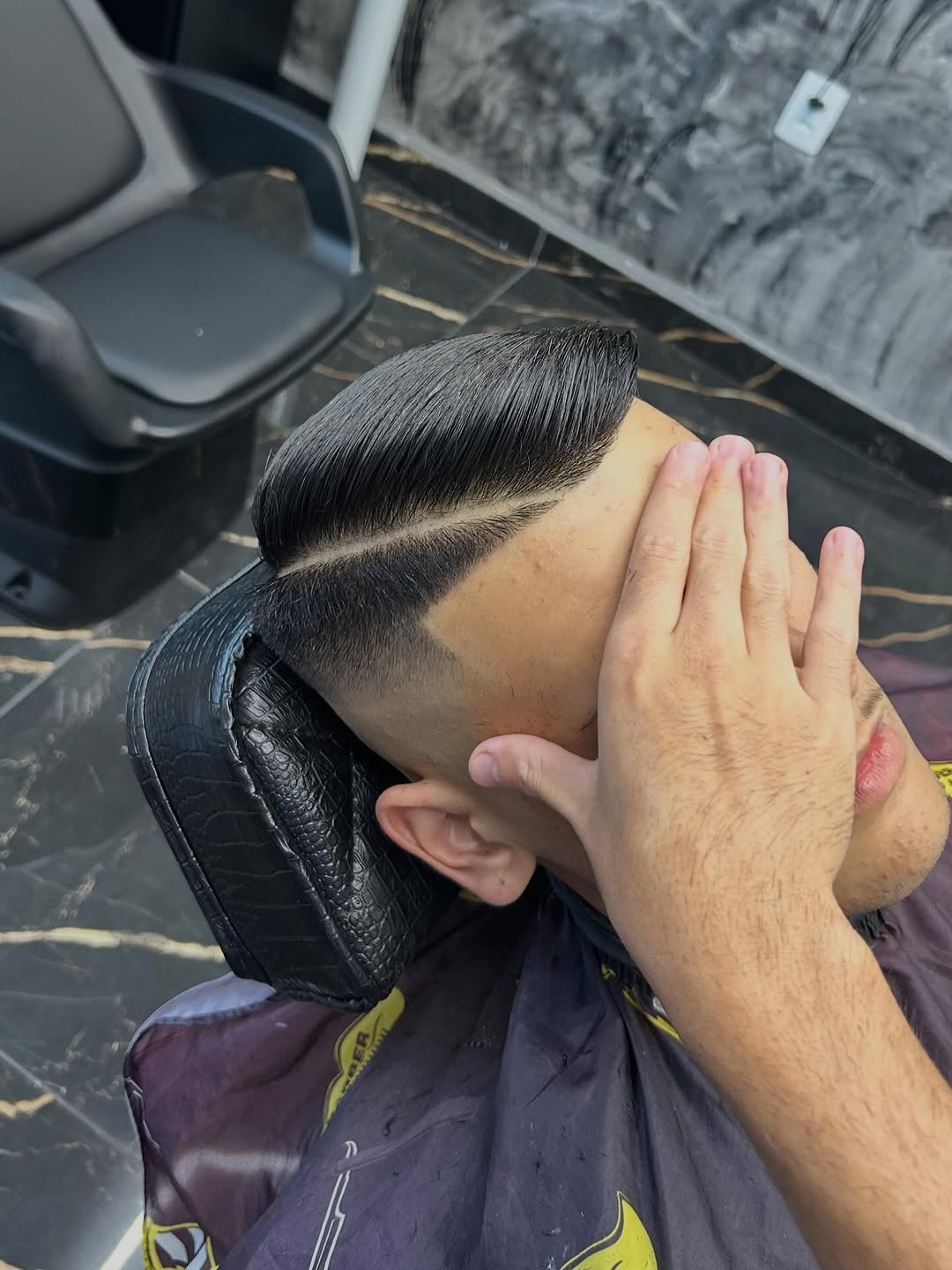 Corte social com risco lateral e degradê feito na DM BARBER