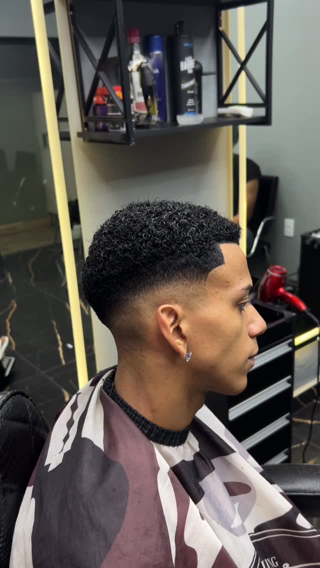 Degradê em cabelo cacheado com contorno marcado