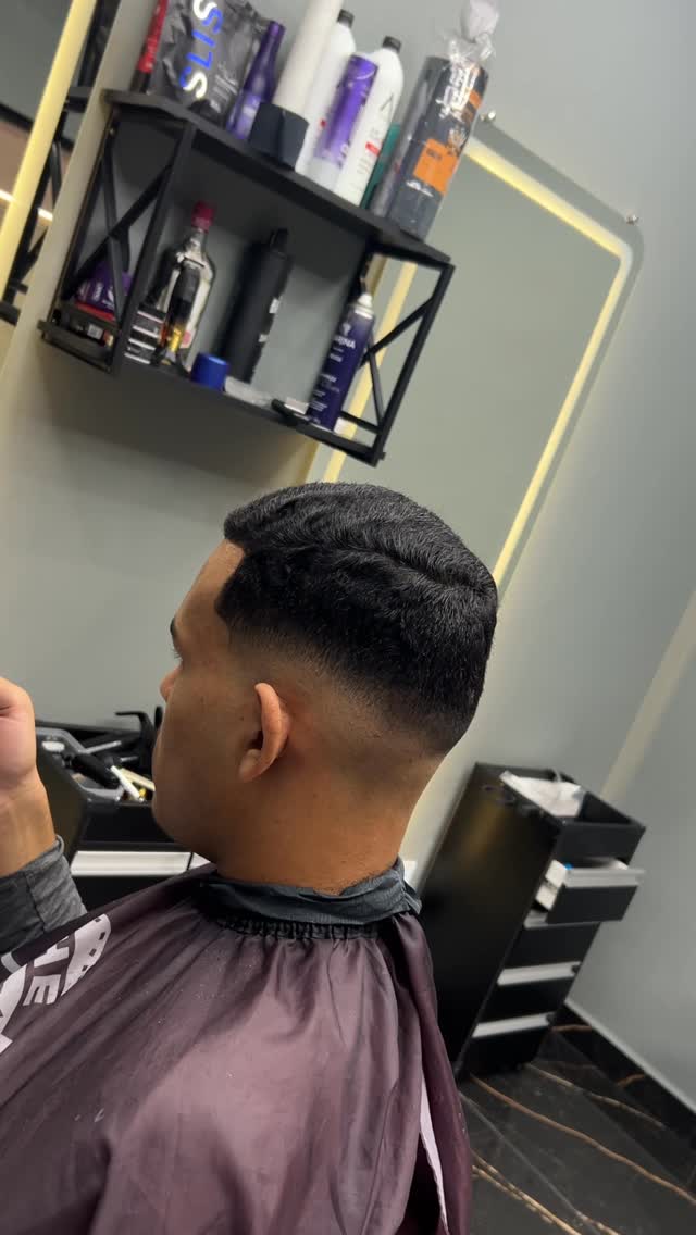 Corte baixo com degradê alto, visto de perfil