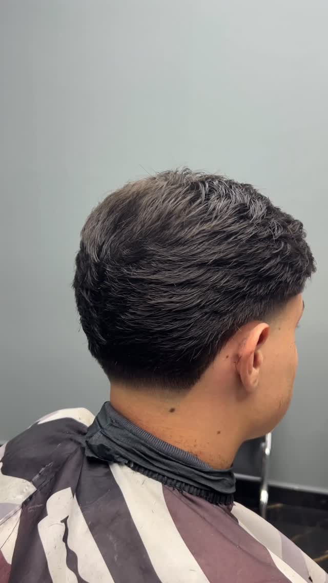 Corte texturizado com degradê na nuca
