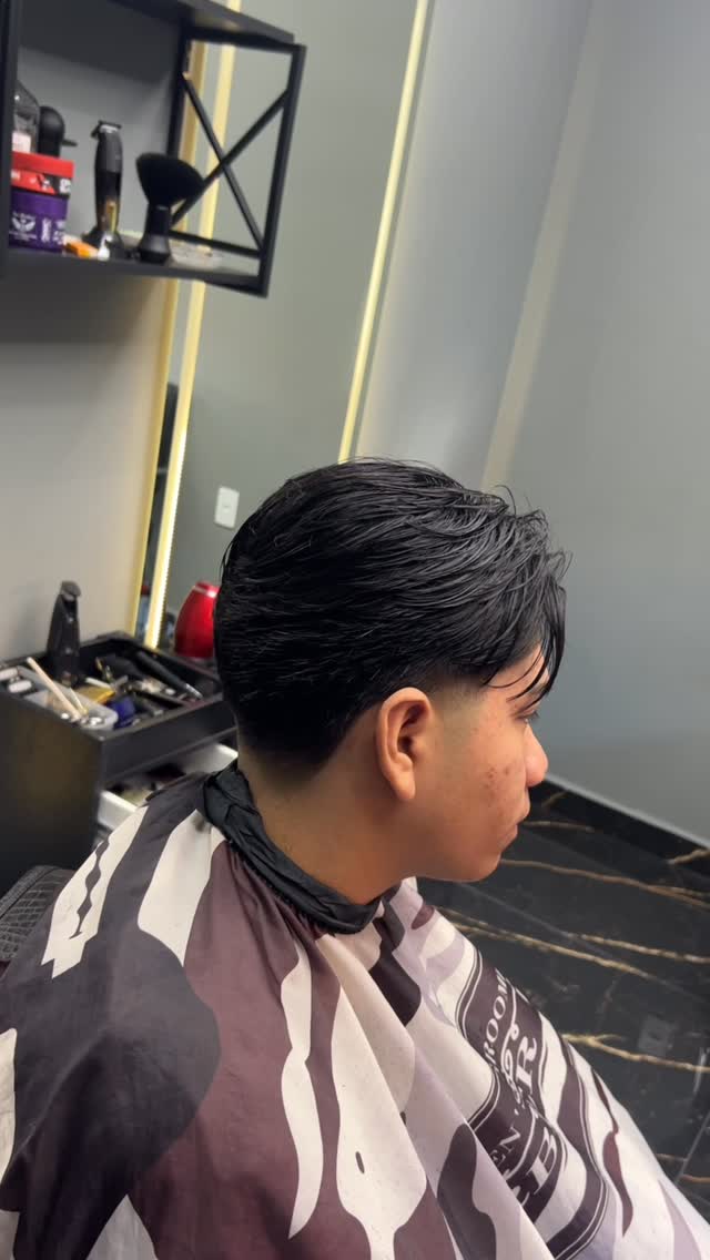 Corte médio penteado para o lado com degradê baixo
